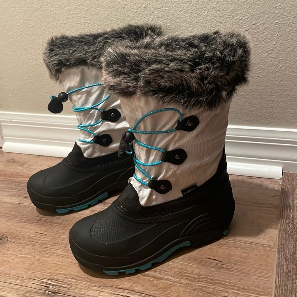 Girls size 4 Kamik waterproof snow boots barely worn